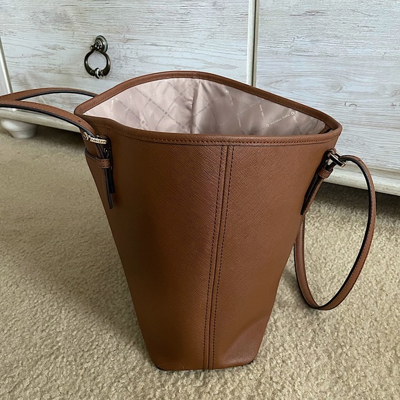 Michael Kors Jet Set Travel Tote - Picture 4 of 6